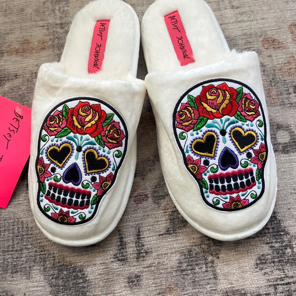 Betsey Johnson White Slippers with Colorful Skull Embroidery Size Med 7-8